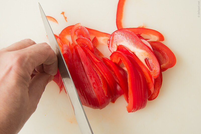 Paprikaschoten: Schoten mit Messer in feine Streifen schneiden