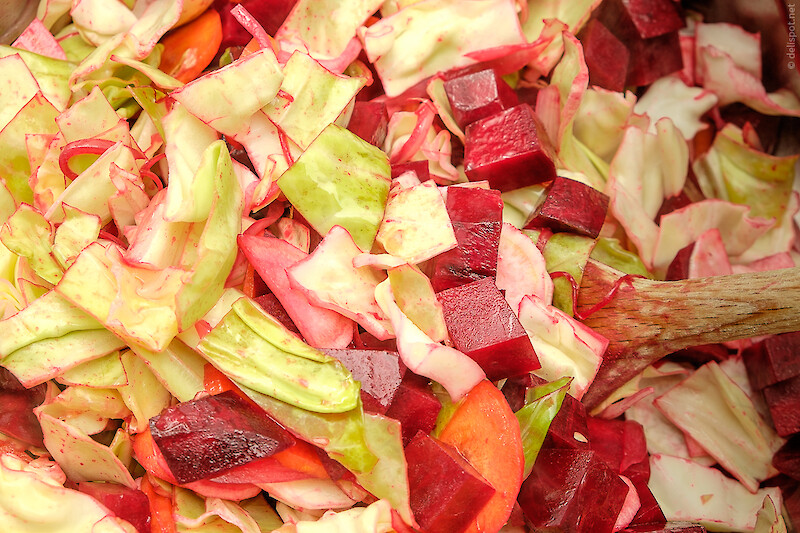 Zur Herstellung eines Bortschtschs wird mundgerecht zerkleinertes Gemüse angeschwitzt: Rote Bete, Zwiebeln, Weißkohl und Karotten