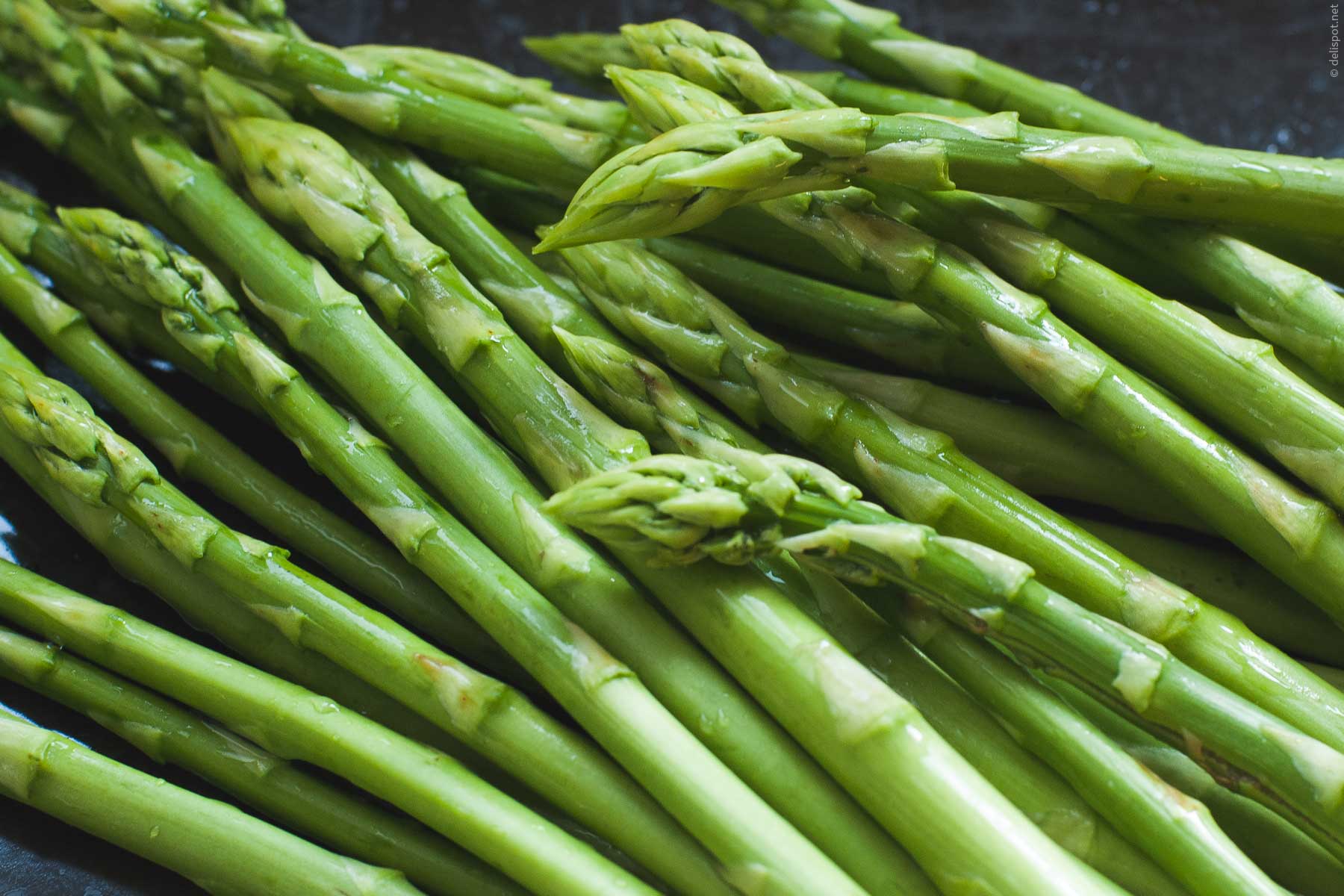 Grüne Spargel, geputzt und gewaschen