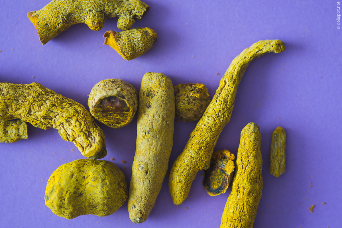 Kurkuma, Gelbwurz, Turmerik (Curcuma longa), getrocknet und zu Pulver zermahlen