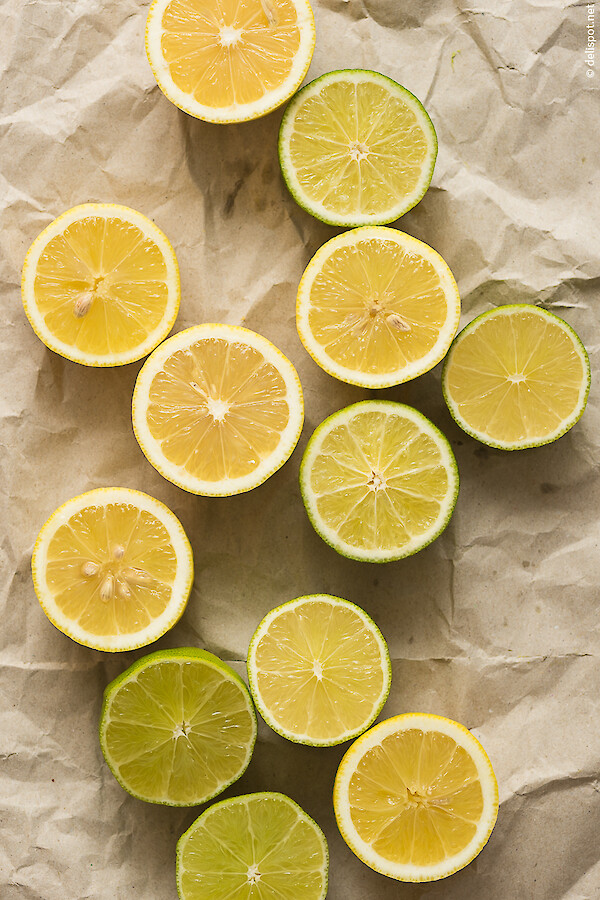 Zitronen und Limetten, halbierte Früchte