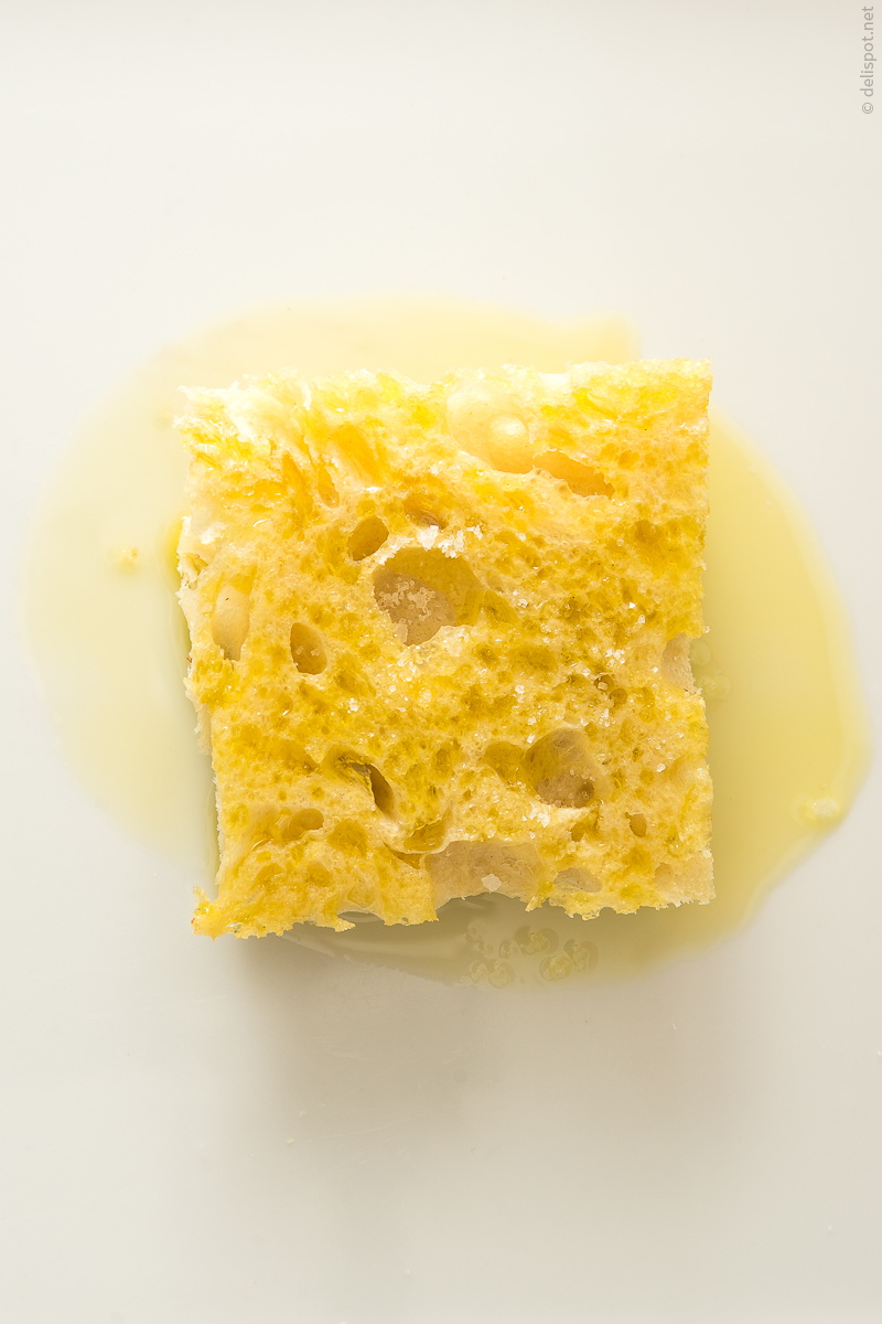 Olivenöl auf frischem Hartweizenbrot, mit Fleur de Sel bestreut