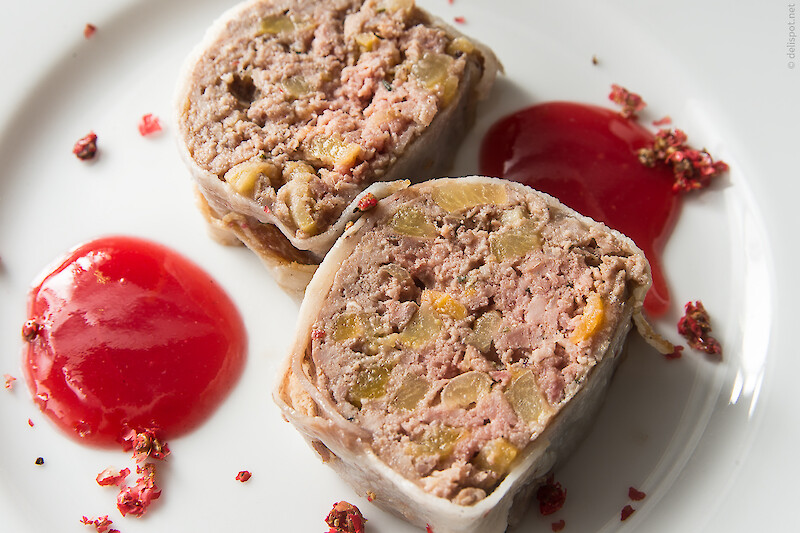 Sauce Cumberland begleitet eine Kalbsleberterrine