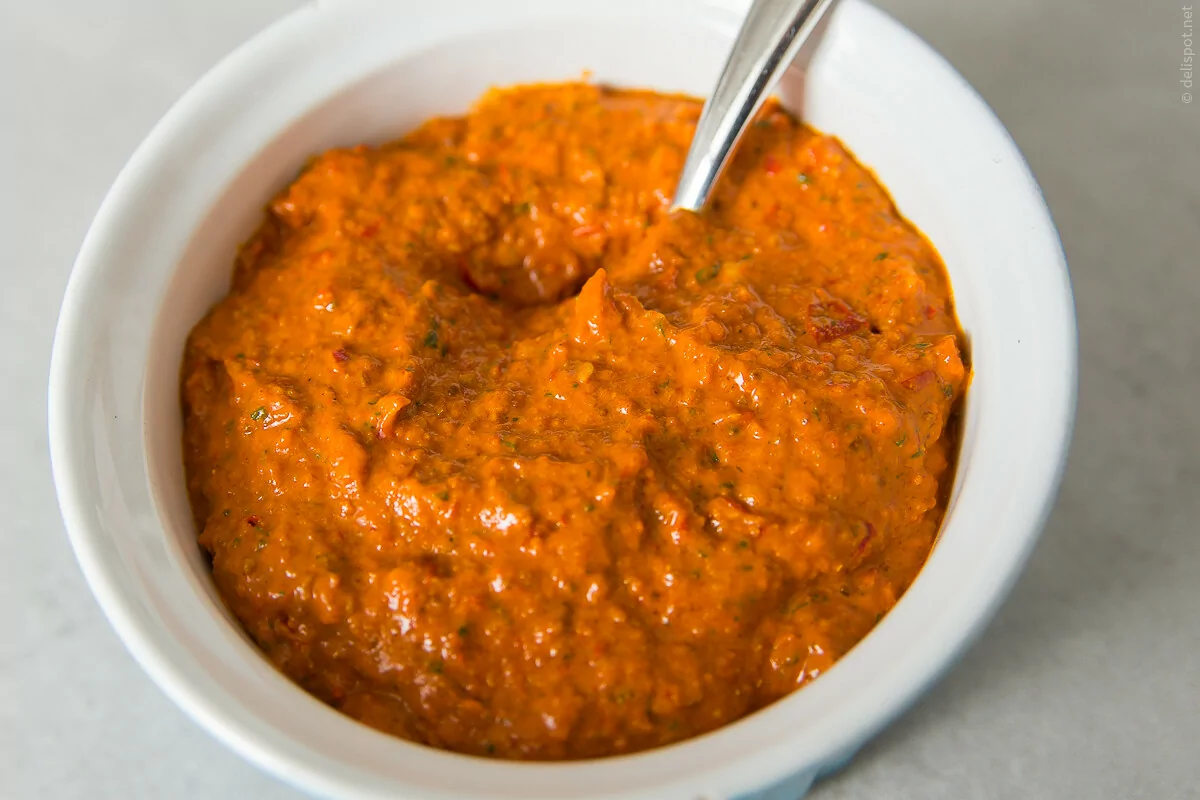 Schale mit Harissa, einer maghrebinischen Gewürzpaste auf Paprika-Chilibasis