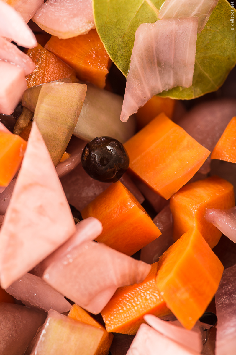 Karotten, Sellerie, Ziwebeln, Lorbeer und Wachiolder aus der Marinade bzw. Beize