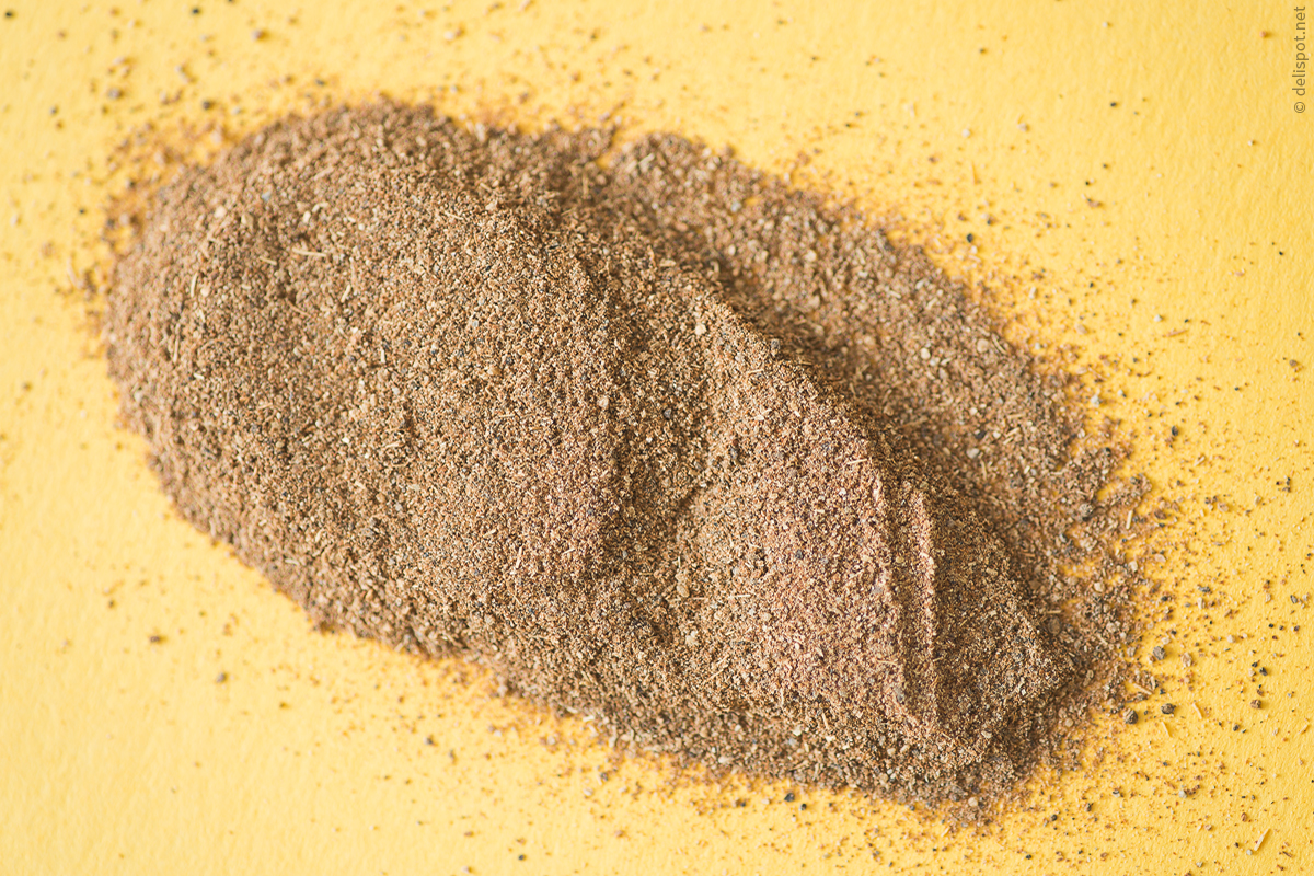 Gewürzmischung der indischen Küche: Garam Masala, bestehend aus Kardamom, Zimt, Koriander, Kreuzkümmel, Pfeffer, Nelken und Muskatnuss