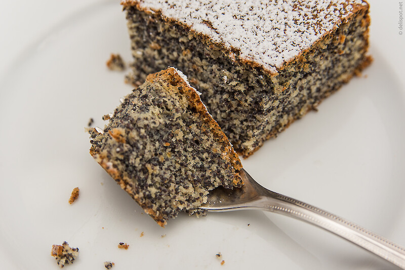 Stück Mohnkuchen auf Kuchengabel