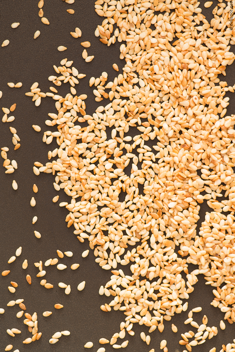 Weiße Sesamkörner, geschält und goldbraun geröstet
