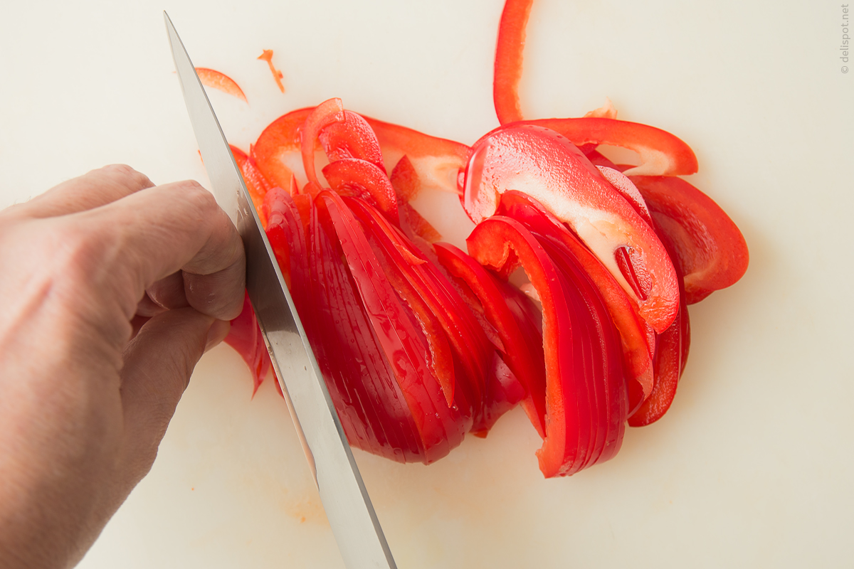 Paprikaschoten: Schoten mit Messer in feine Streifen schneiden