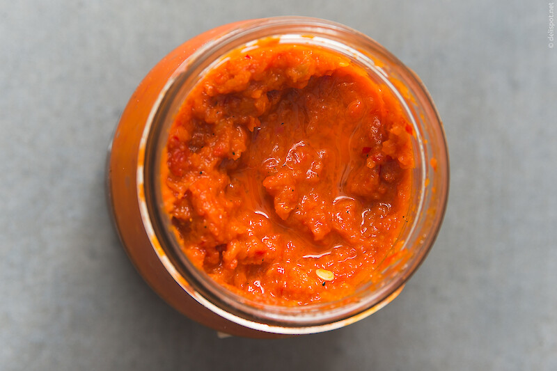 Ajvar im Glas, auch Ajwar, Ajvari, Hajvar und Kavyar genannt