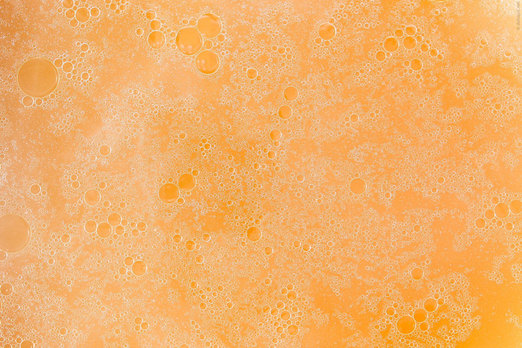 Fleischbrühe mit Fettaugen