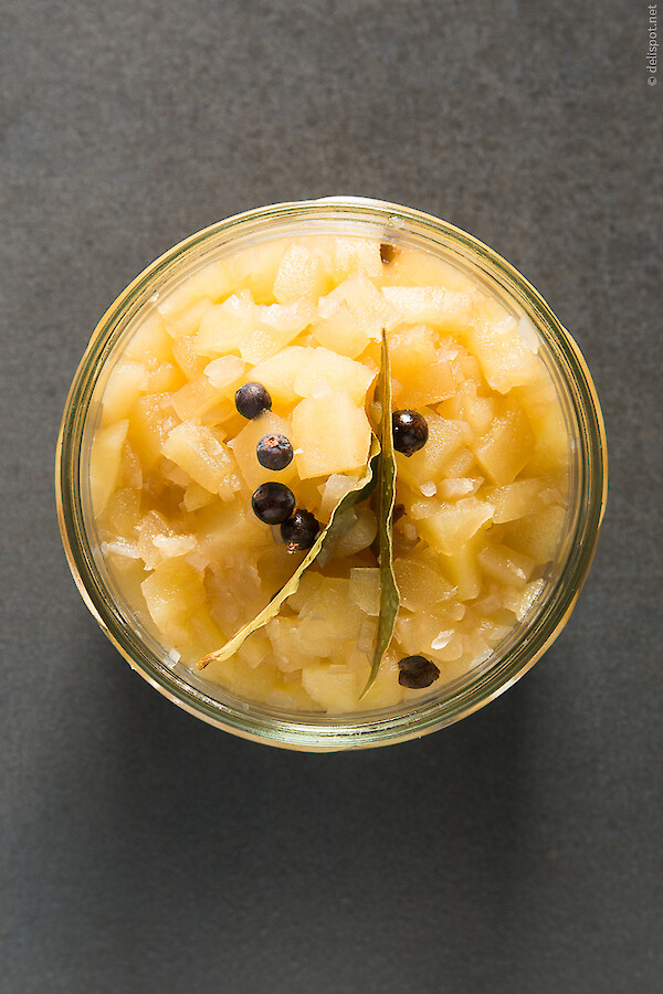 Selbst gekochtes Apfel-Wacholder-Relish im Glas