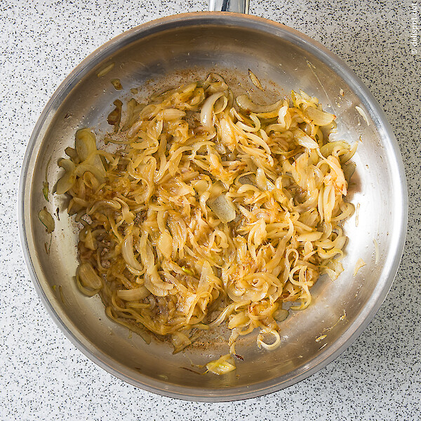 Schmelzzwiebeln in der Pfanne, Phase 3: Zwiebeln sind goldbraun und fast weich