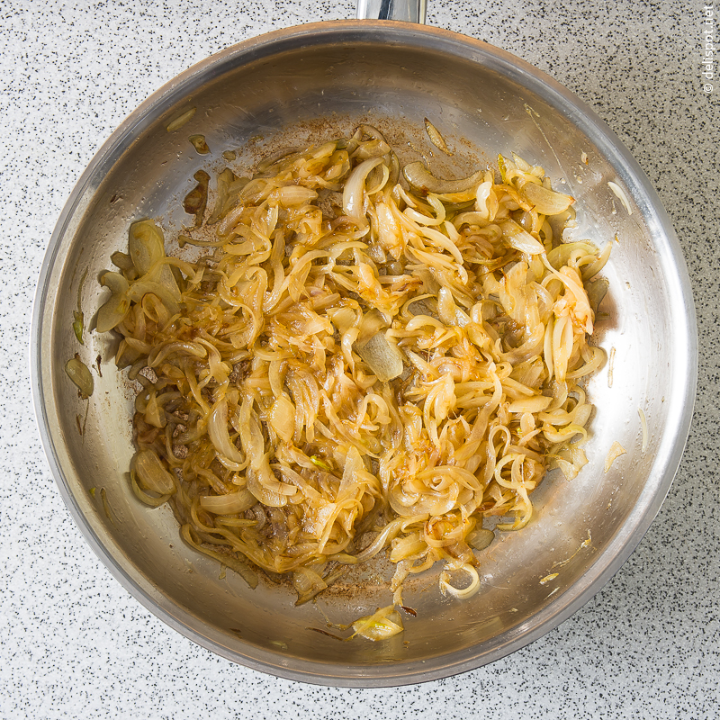 Schmelzzwiebeln in der Pfanne, Phase 3: Zwiebeln sind goldbraun und fast weich