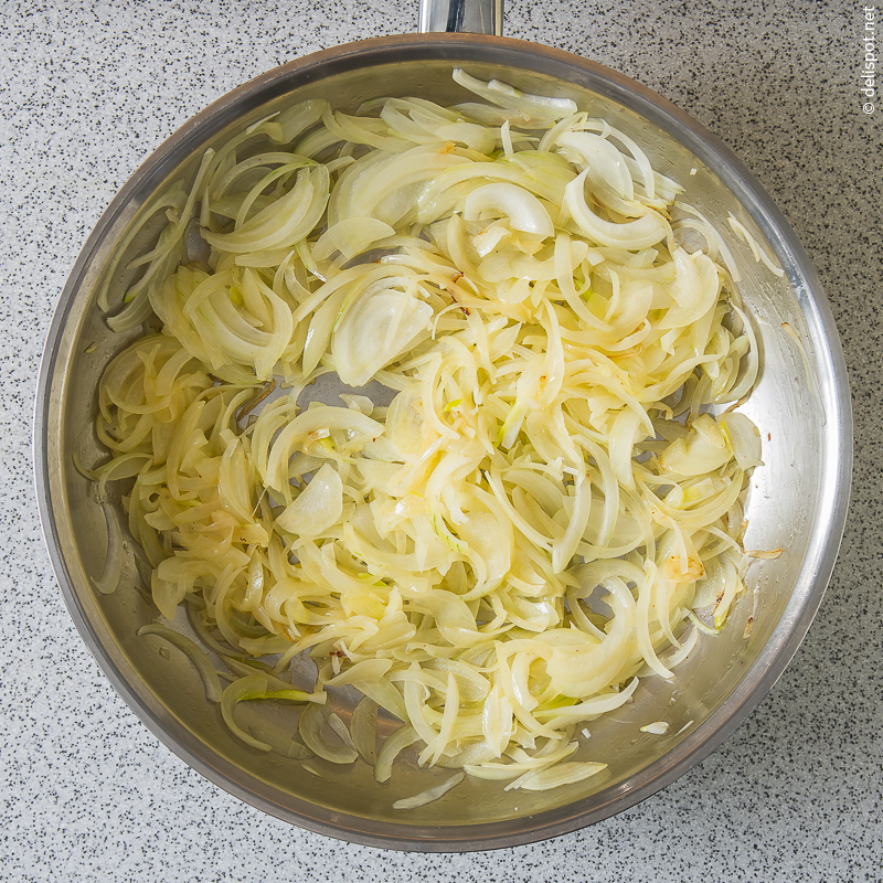 Schmelzzwiebeln in der Pfanne, Phase 1: Zwiebeln sind noch sehr hell
