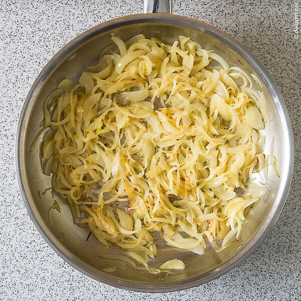 Schmelzzwiebeln in der Pfanne, Phase 2: Zwiebeln sind minimal gebräunt