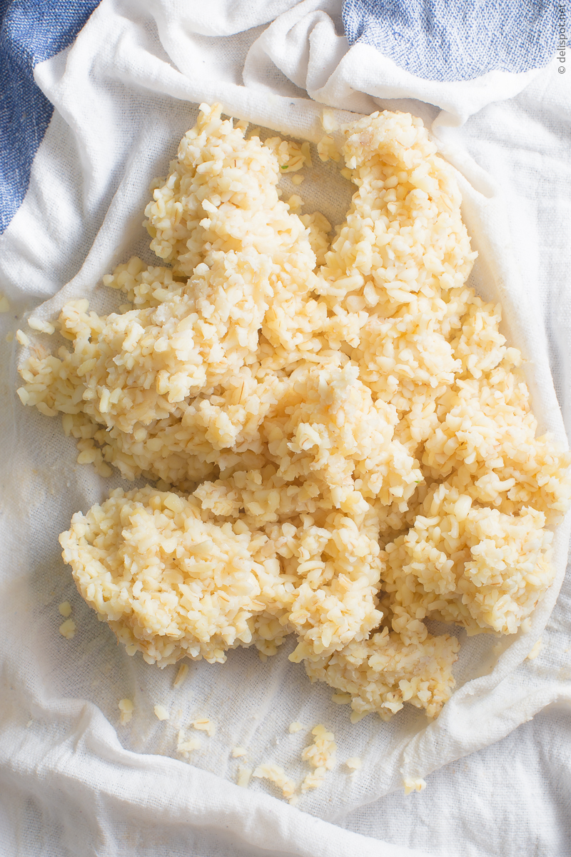 Grober Bulgur, gegart und in Tuch ausgepresst