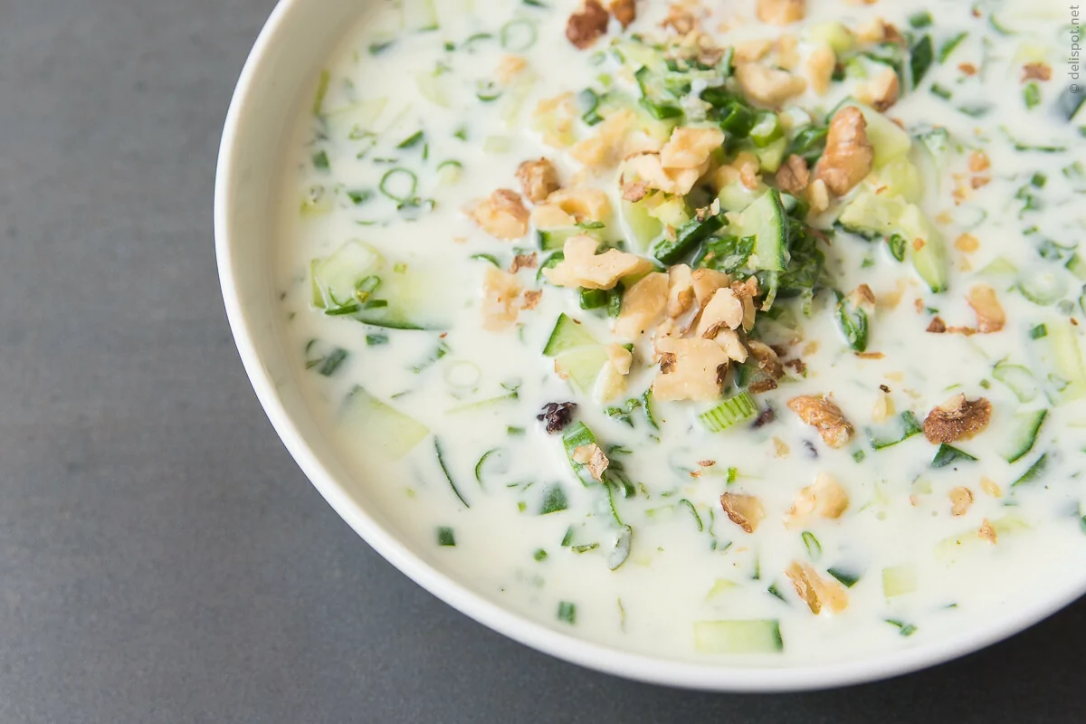 Ab Doogh Khiar, kalte persische Gurken-Joghurt-Suppe
