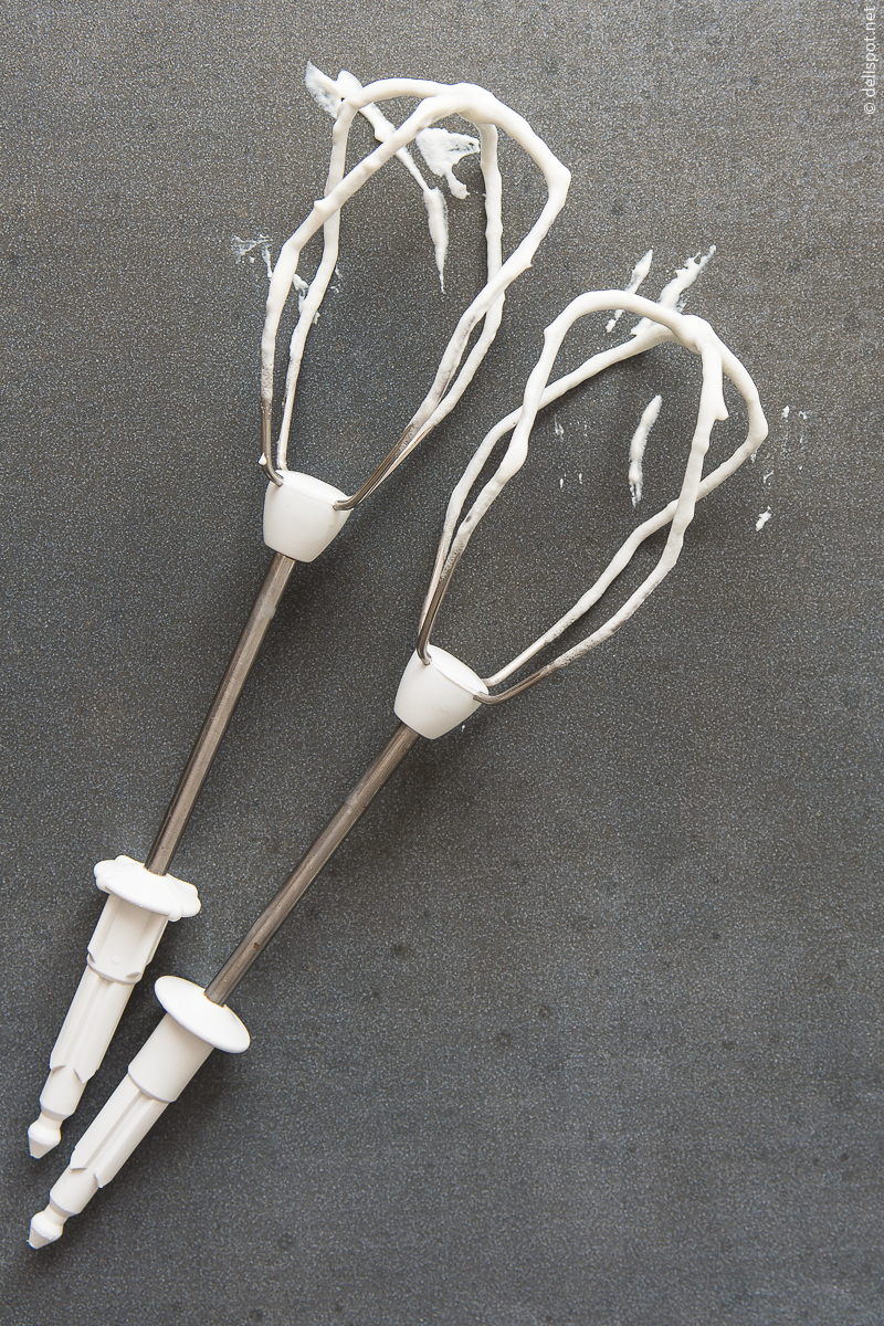 Schneebesen des elektrischen Rührmixers, mit Sahneresten dran