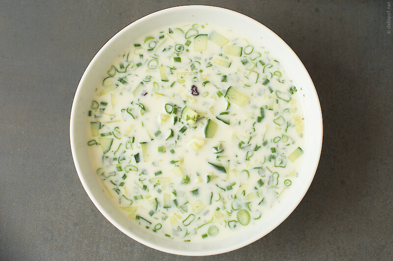 Ab Doogh Khiar, persische kalte Suppe aus Joghurt, Gurken und anderem