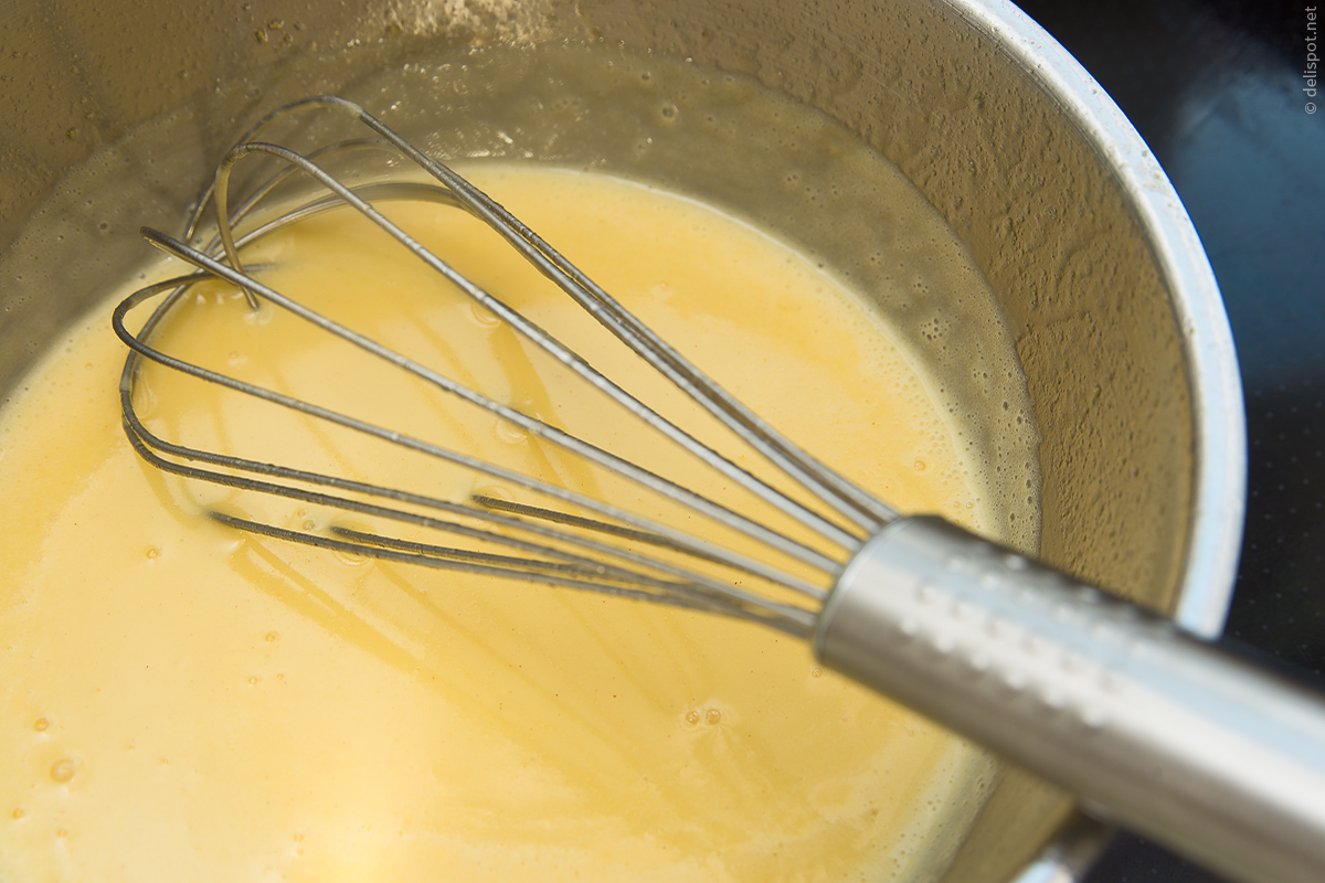 Coleslaw-Dressing aus Öl, Essig, Senf, Sahne und Eigelb