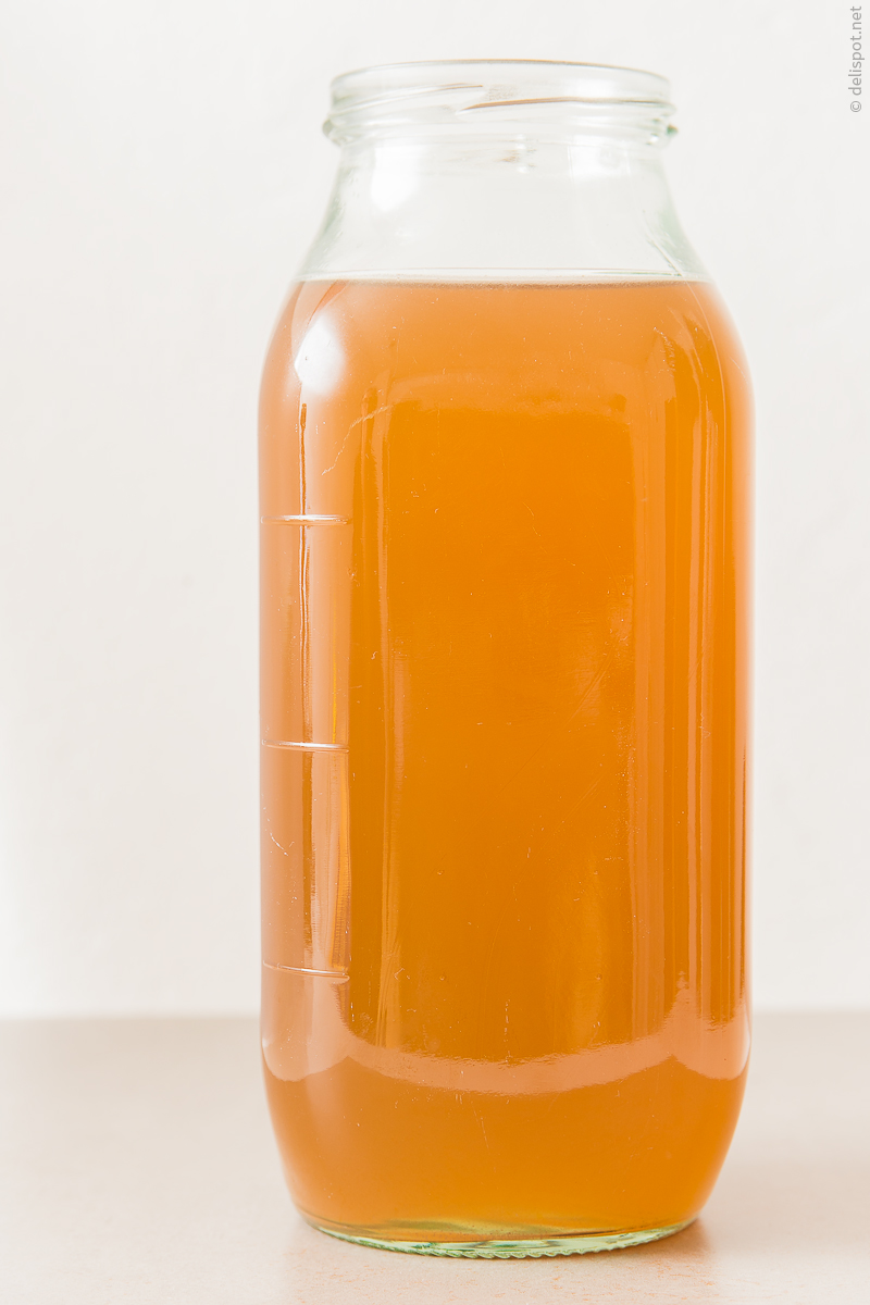 Hühnerbrühe im Glas