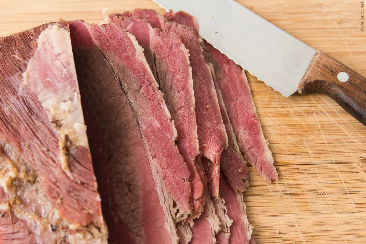 Frisch zubereitetes Corned Beef, abgekühlt und in Scheiben geschnitten