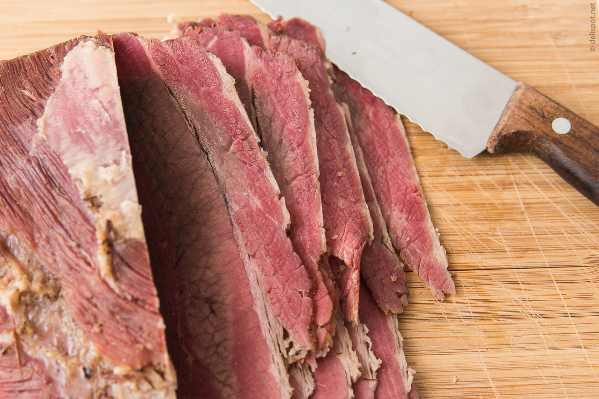 Frisch zubereitetes Corned Beef, abgekühlt und in Scheiben geschnitten