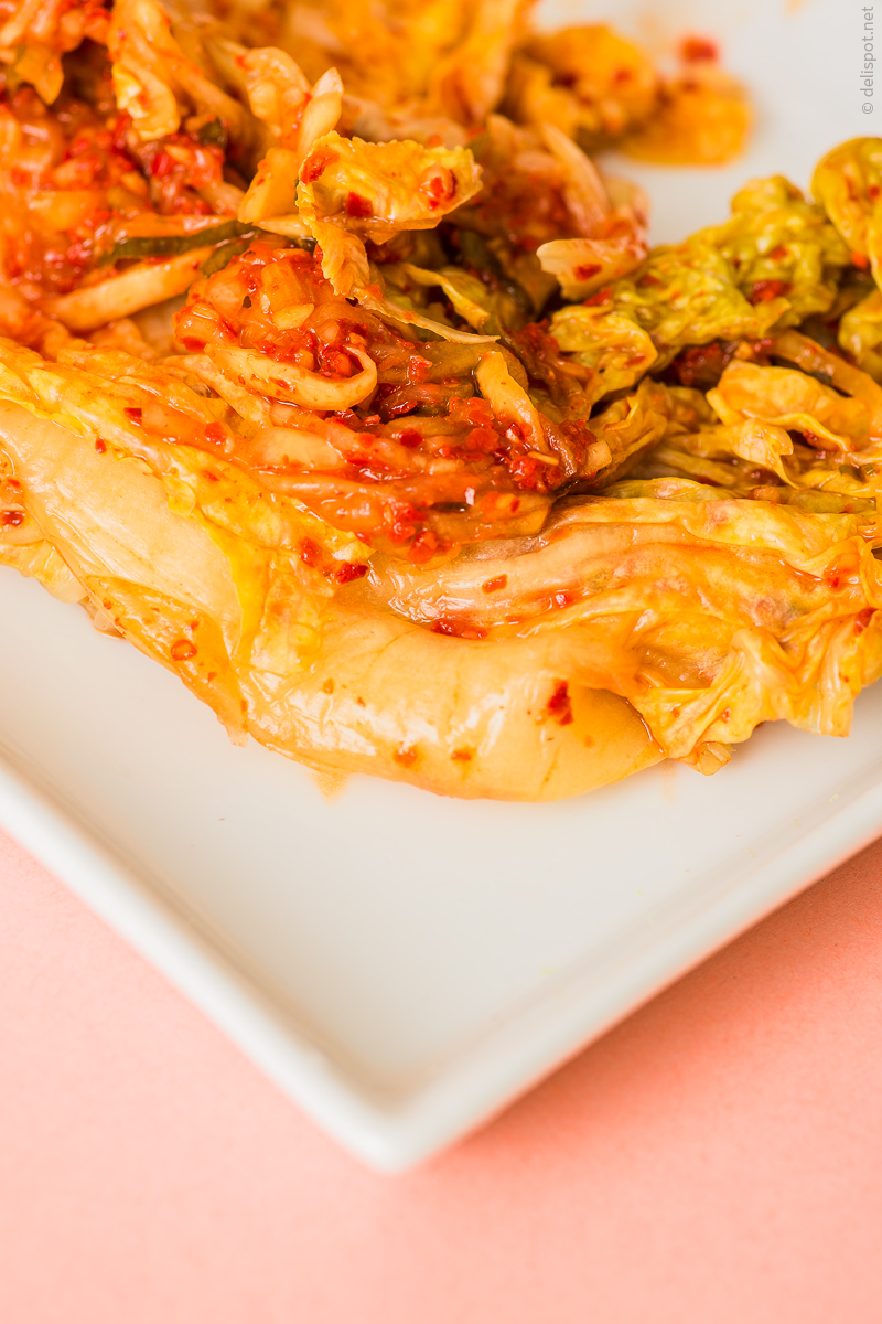 Kimchi aus Chinakohl, auf Teller angerichtet