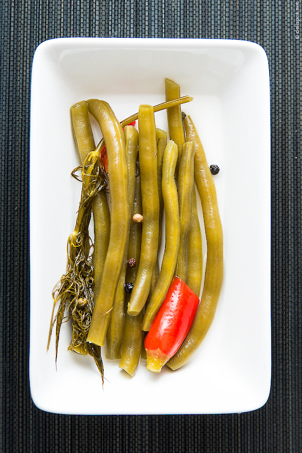 Dilly Beans angerichtet, Bohnen mit Dill und Gewürzen, milchsauer vergoren