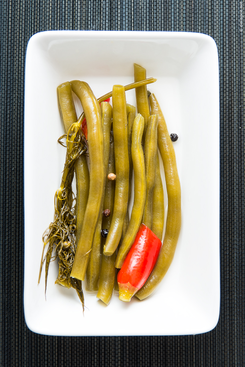 Dilly Beans angerichtet, Bohnen mit Dill und Gewürzen, milchsauer vergoren