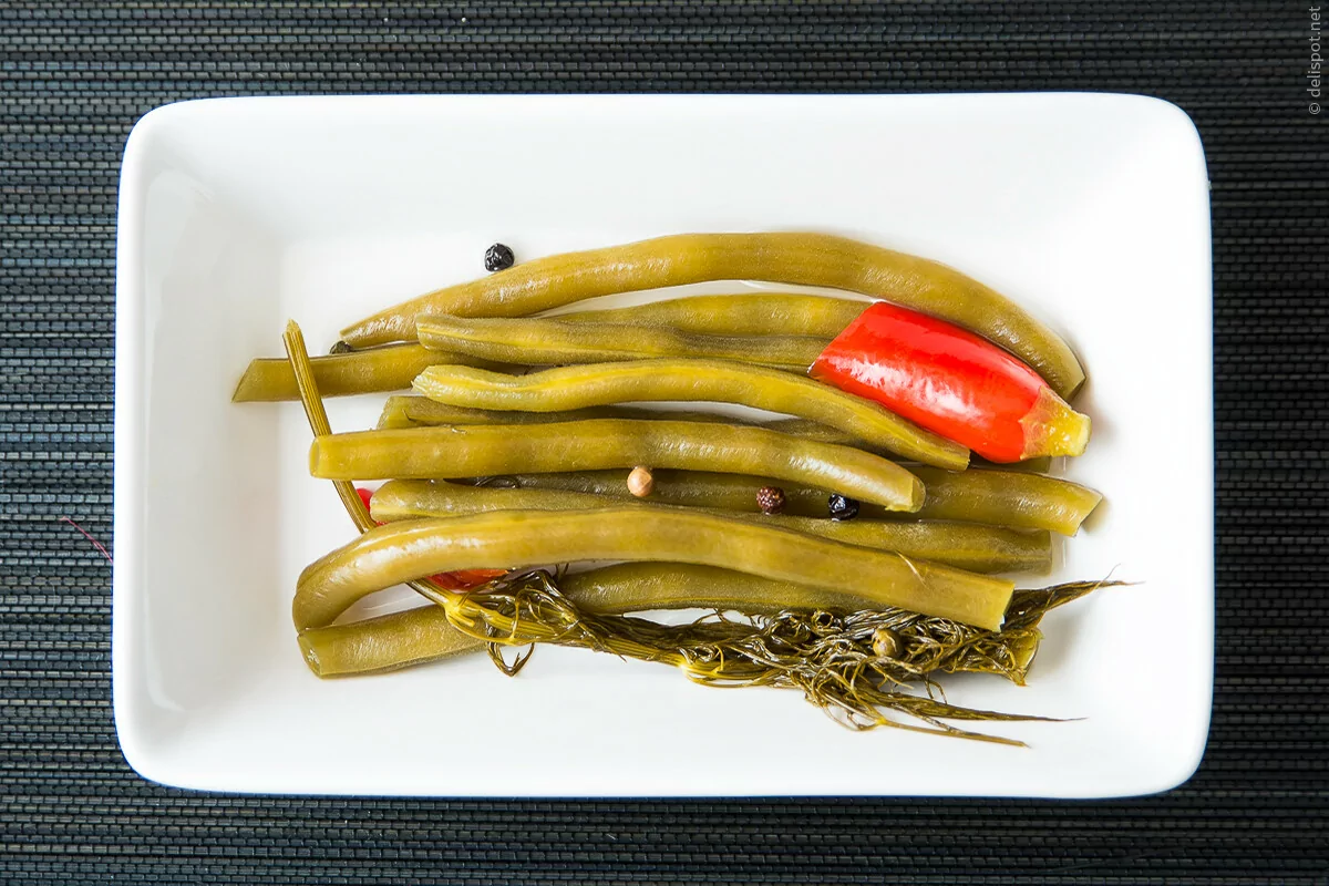 Dilly Beans angerichtet, Bohnen mit Dill und Gewürzen, milchsauer vergoren