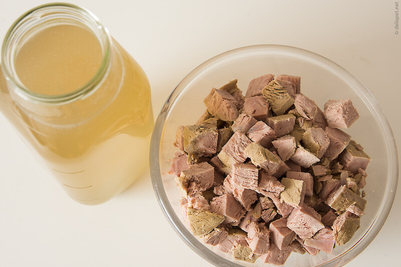 Blanquette de veau (eingemachtes Kalbfleisch), zubereitet mit Möhren und Lauch, Reis als Beilage