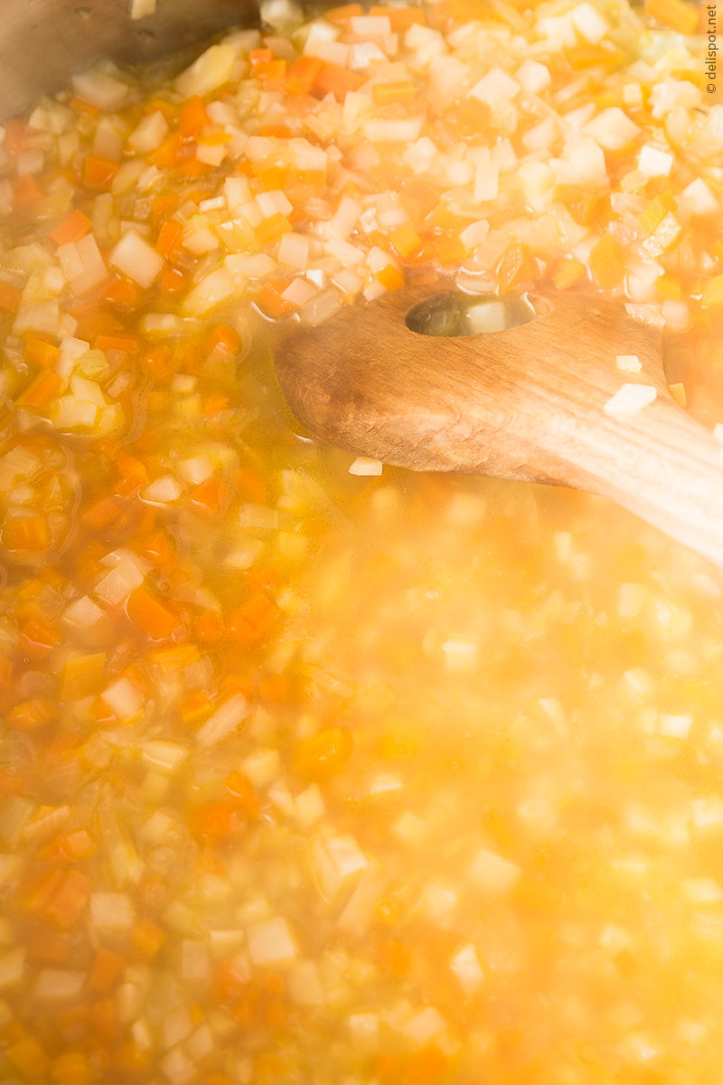 Kartoffelsuppe, angeschwitztes Gemüse mit Brühe ablöschen