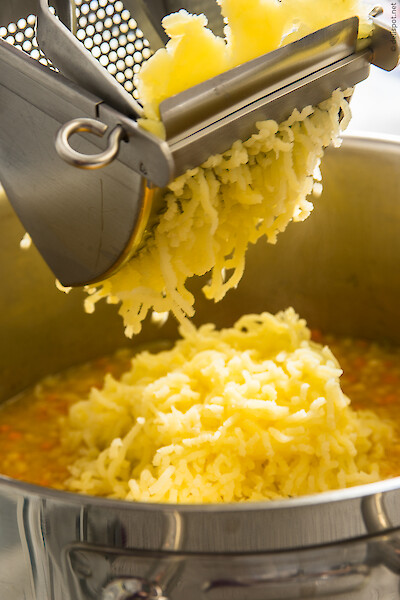 Kartoffelsuppe: Gegarte Kartoffeln werden püriert und in die Suppe gegeben
