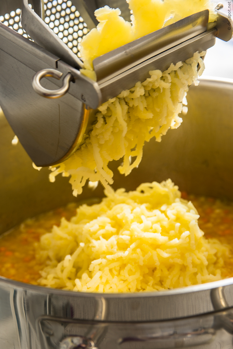Kartoffelsuppe: Gegarte Kartoffeln werden püriert und in die Suppe gegeben