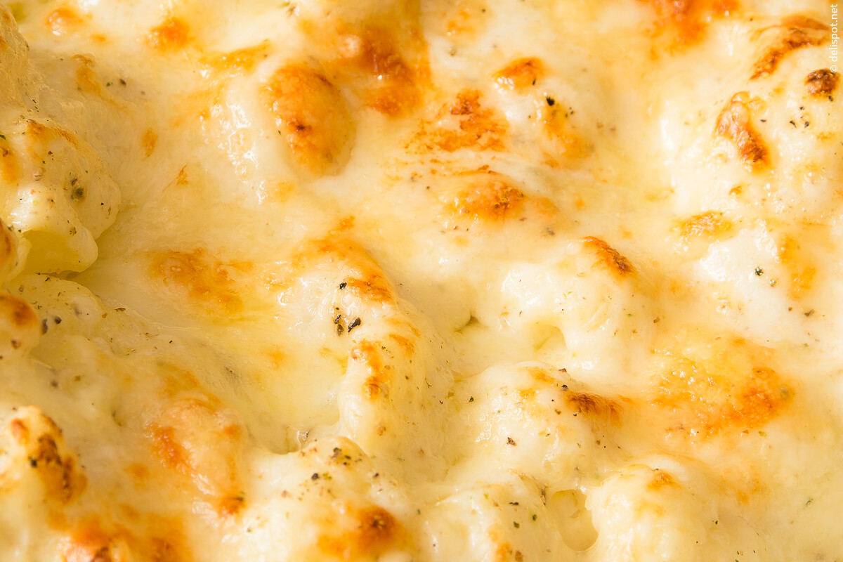 Blumenkohl mit Sauce Béchamel und Käse überbacken