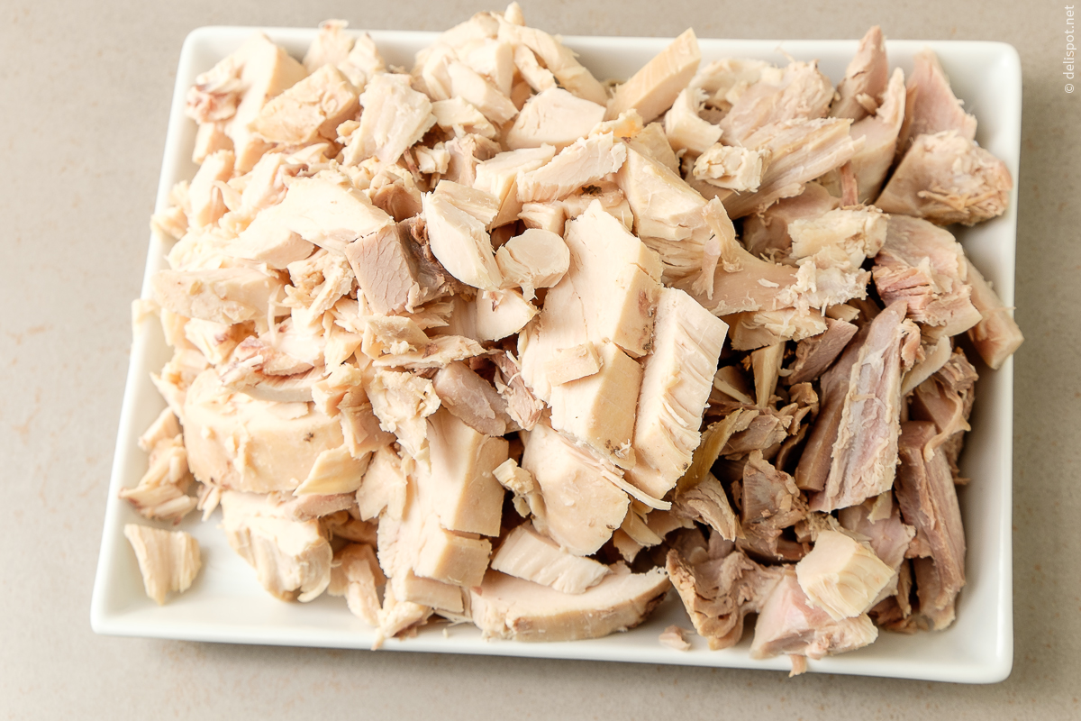 Gekochtes Hühnerfleisch, für Frikassee in mundgerechte Stücke geschnitten