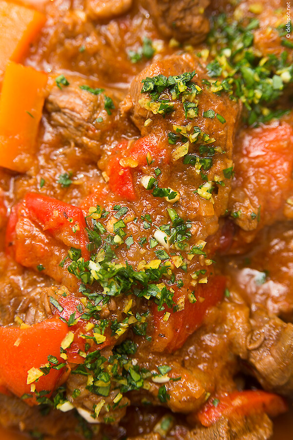 Gremolata auf Rindergulasch gestreut