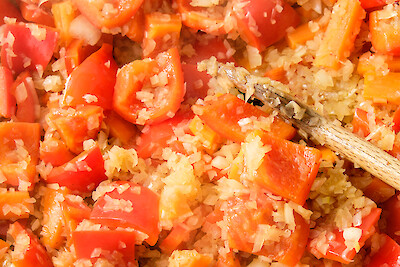Gulaschzubereitung: Paprika, Karotten und Knoblauch mitbraten