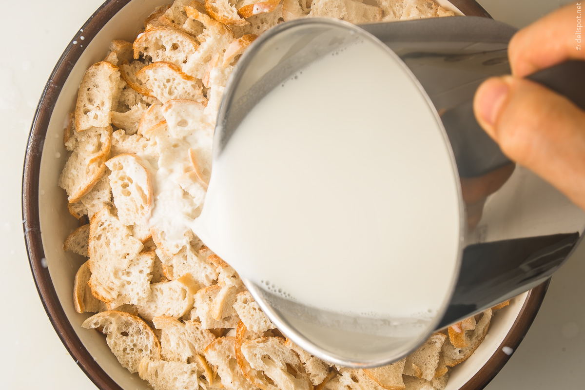 Knödelbrot wird mit heißer Milch übergossen