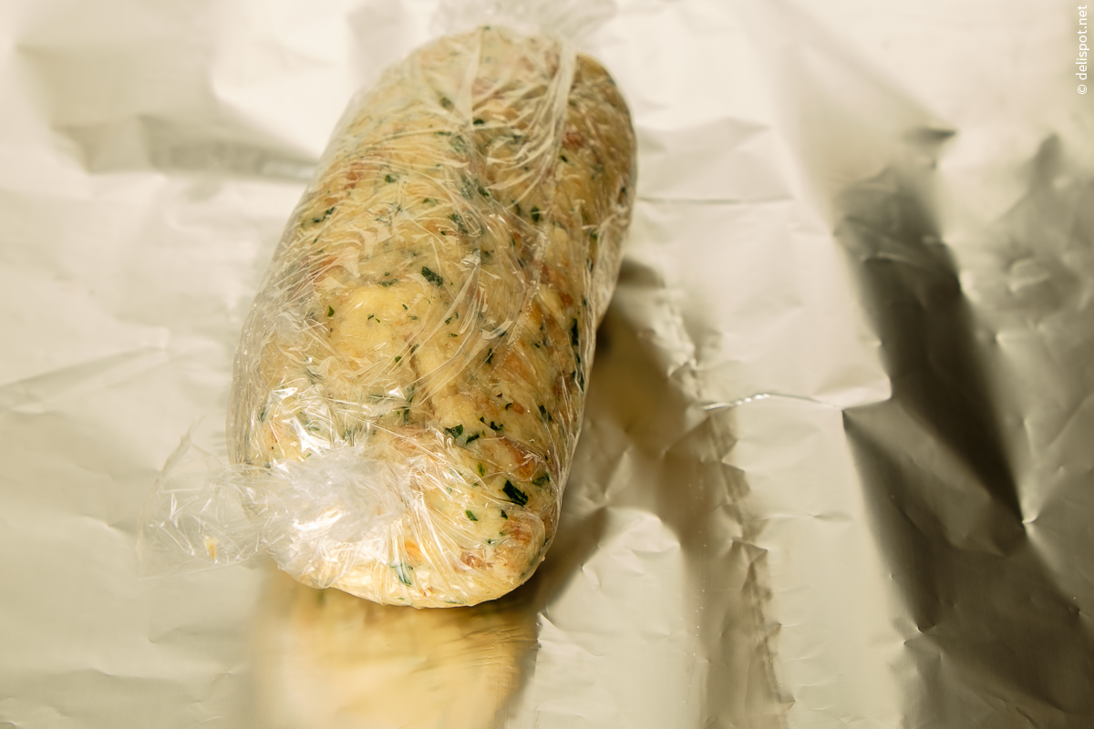 Für zylindrische Semmelknödel wird der Teig zuerst in Klarsicht-, dann in Alufolie eingerollt