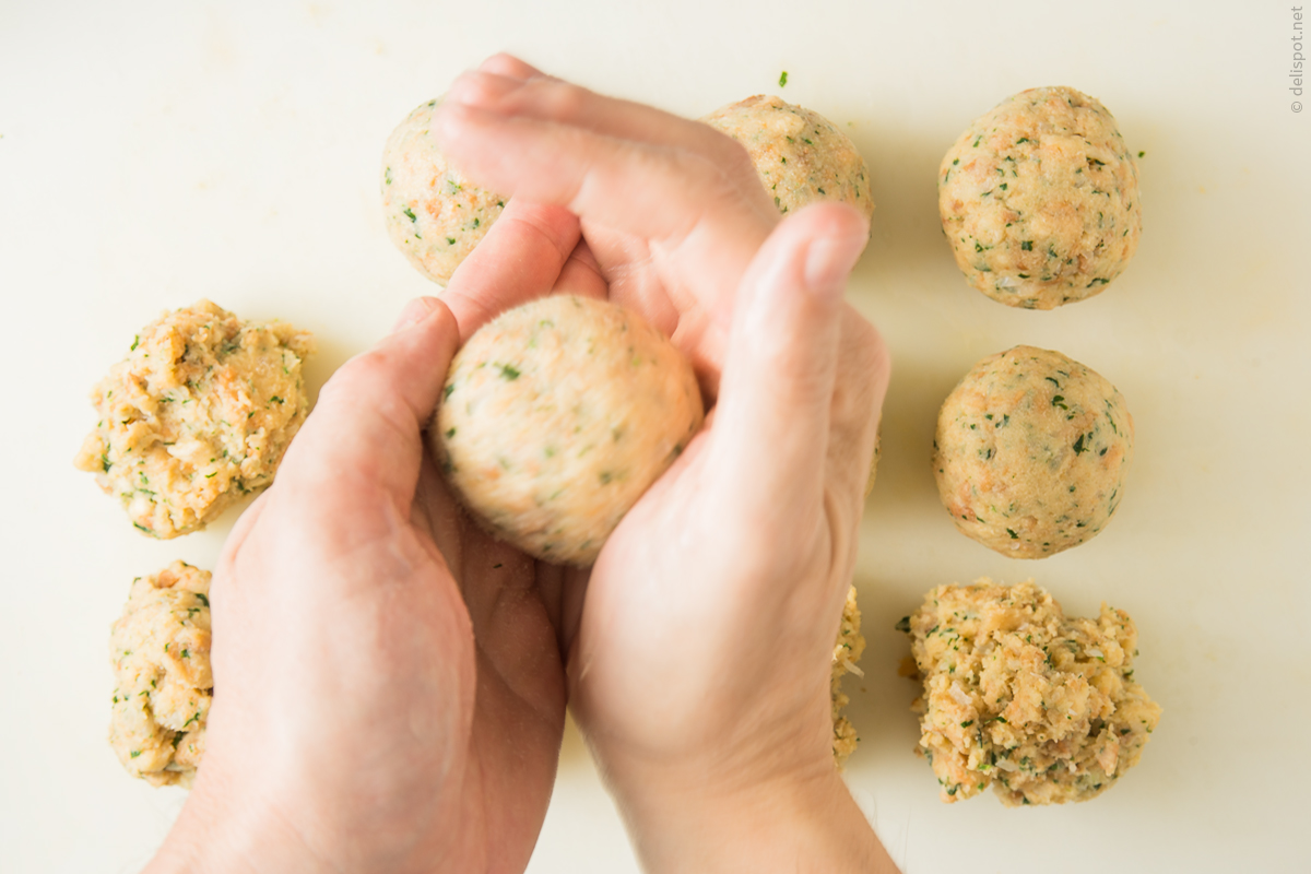Mit den Händen werden kugelrunde Knödel geformt