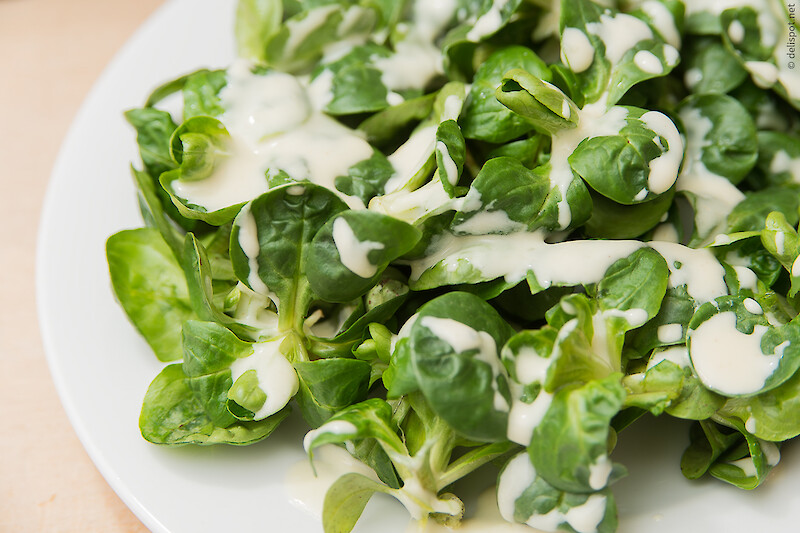 Feldsalat mit Dressing aus Sauerrahm, Zitronensaft und Ahornsirup