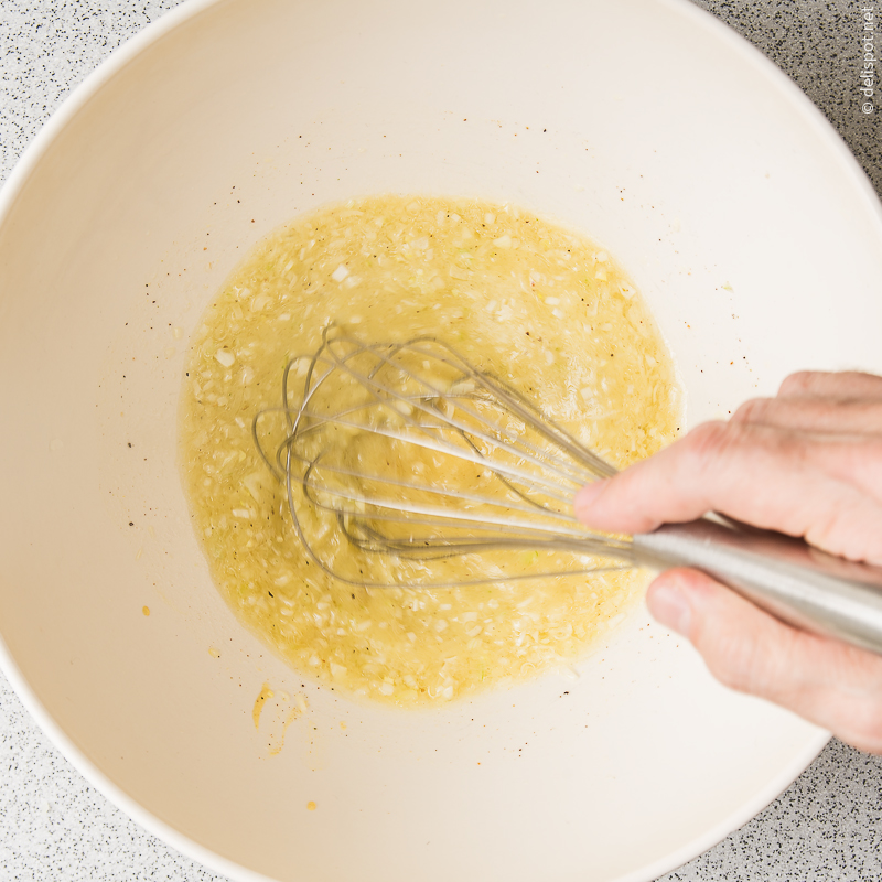 Kartoffelsalat, Ansatz: heiße Brühe ins Dressing rühren
