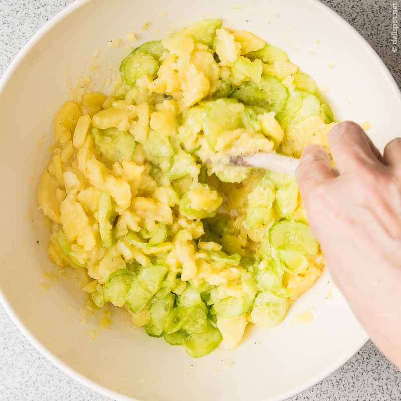 Kartoffelsalat: Gurkenscheiben unter den Salat rühren