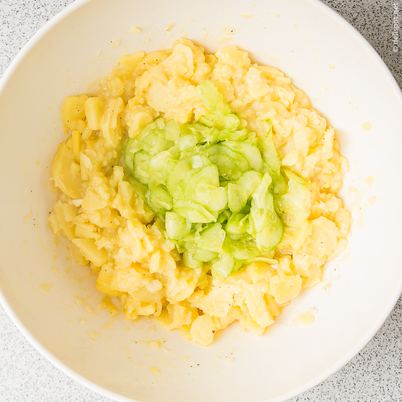 Kartoffelsalat: entwässerte Gurkenscheiben zugeben