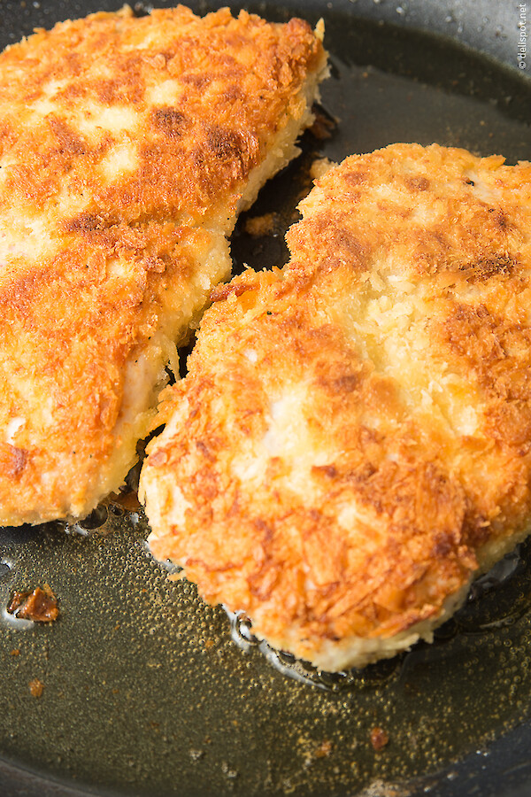 Hühnerbrust, paniert mit Panko, brät in Pfanne