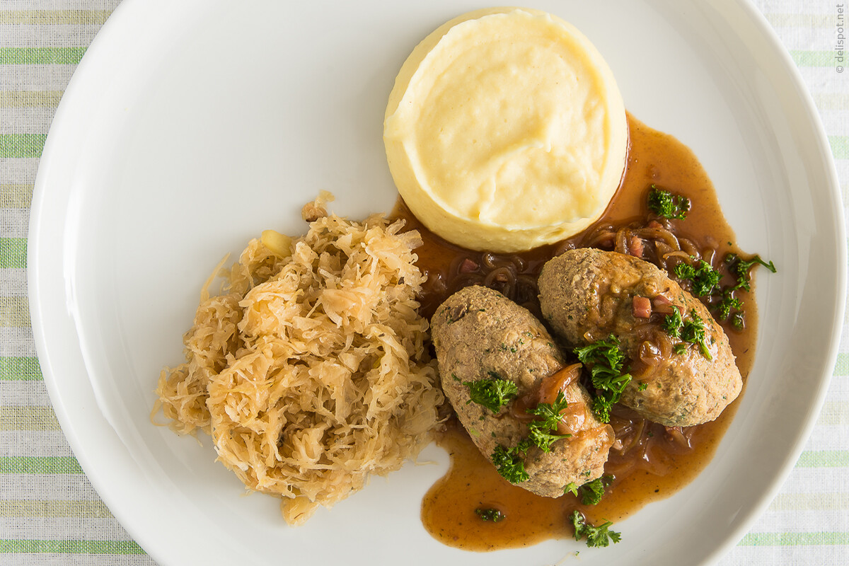 Leberknödel mit Speck-Zwiebel-Sauce, Sauerkraut, Kartoffelpüree