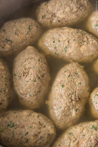 Leberknödel ziehen in Brühe